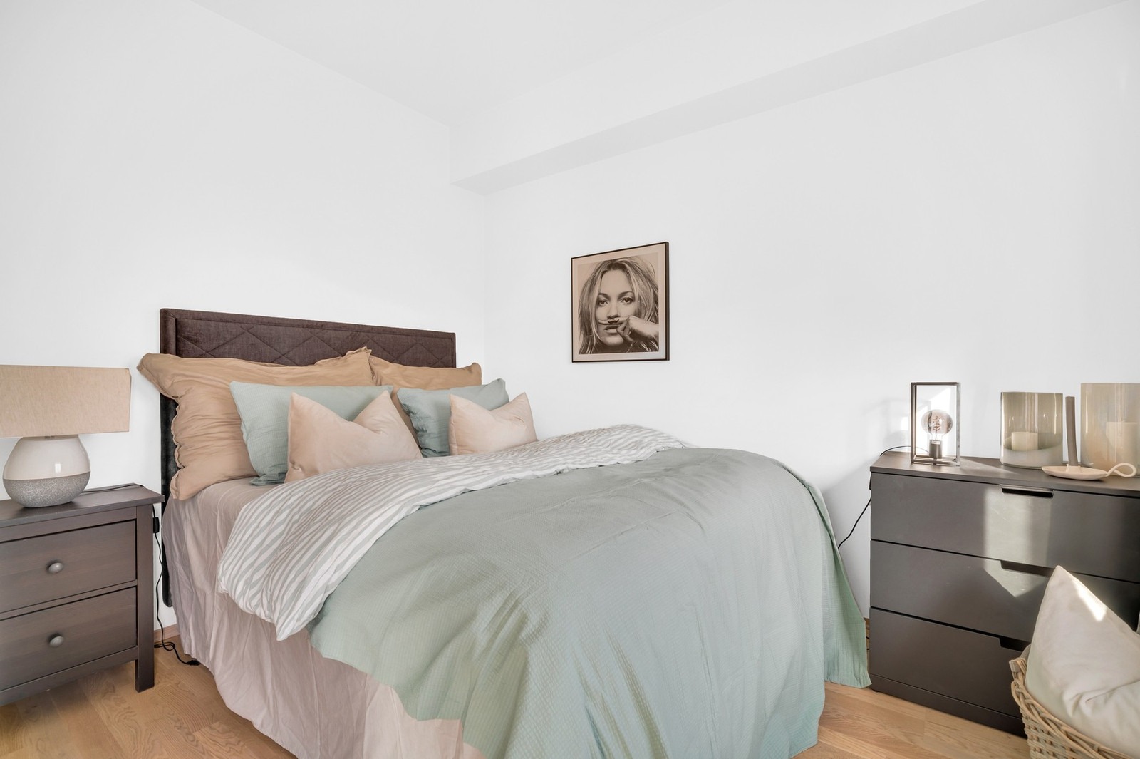 Soverommet oppleves lyst og romslig. Mulighet for å plassere seng både på tvers og på langs.